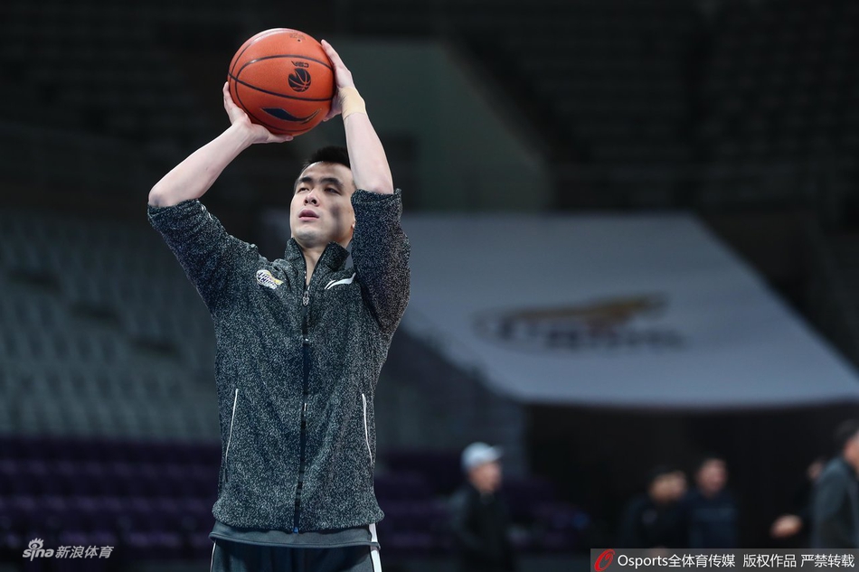 郭艾伦笑容灿烂轻松备战