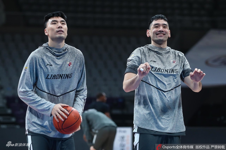 郭艾伦笑容灿烂轻松备战