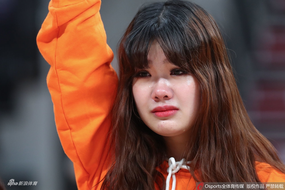 辽篮球迷和啦啦队赛后哭泣