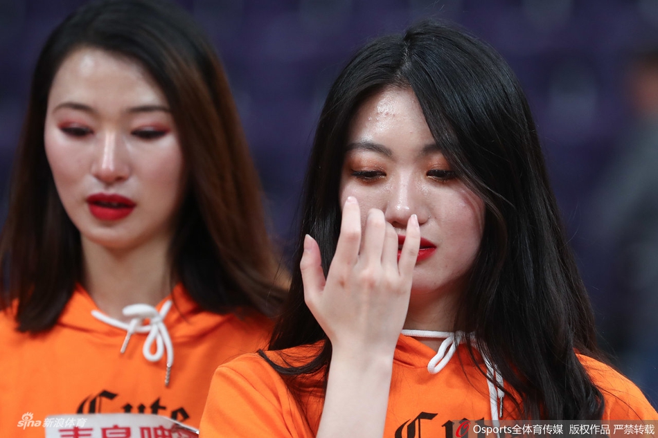 辽篮球迷和啦啦队赛后哭泣