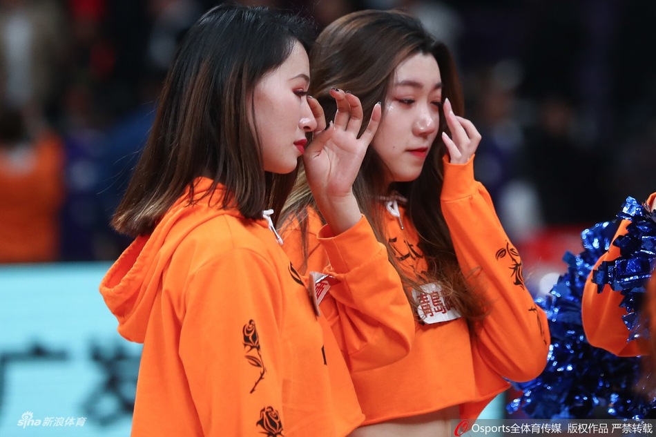 辽篮球迷和啦啦队赛后哭泣