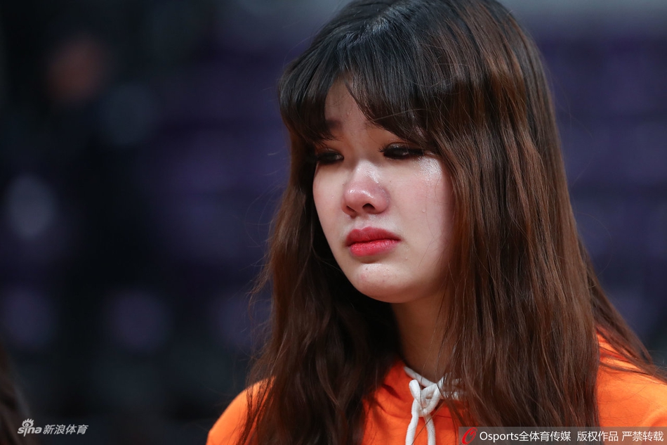 辽篮球迷和啦啦队赛后哭泣