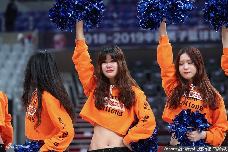 辽篮球迷和啦啦队赛后哭泣