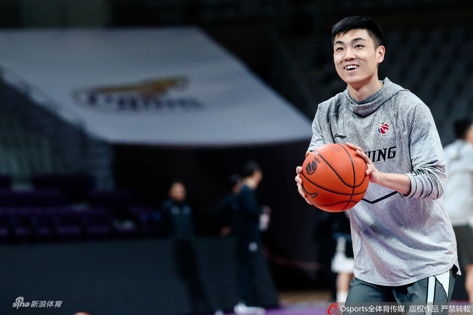 郭艾伦笑容灿烂轻松备战