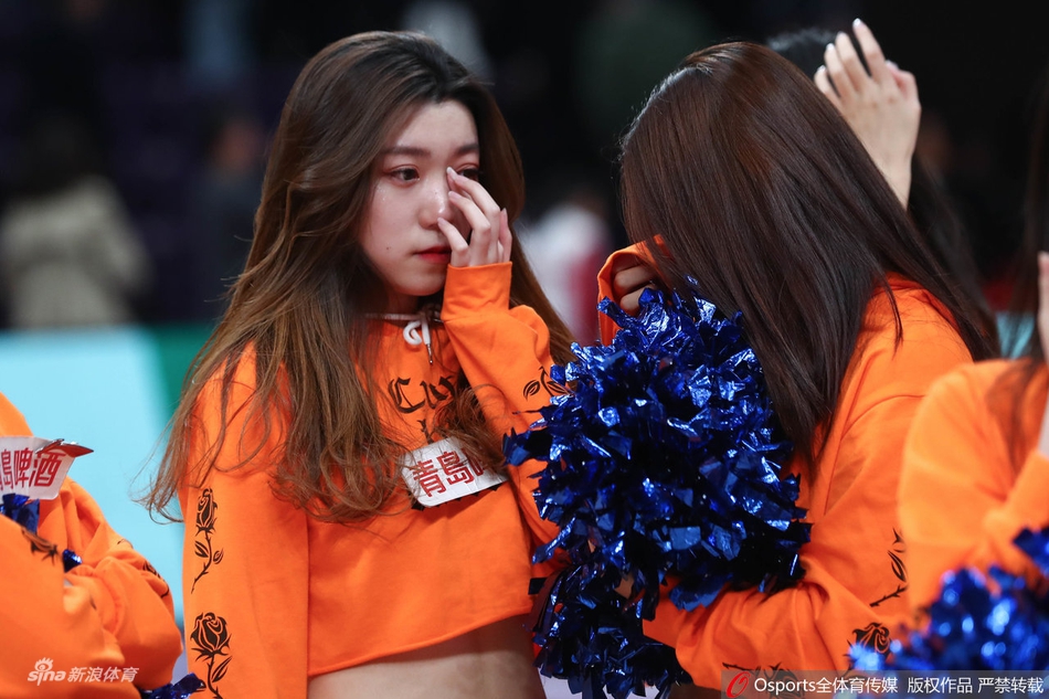 辽篮球迷和啦啦队赛后哭泣