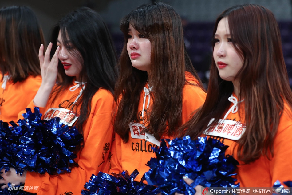 辽篮球迷和啦啦队赛后哭泣
