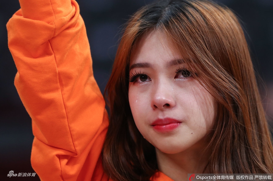 辽篮球迷和啦啦队赛后哭泣