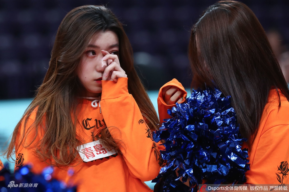 辽篮球迷和啦啦队赛后哭泣