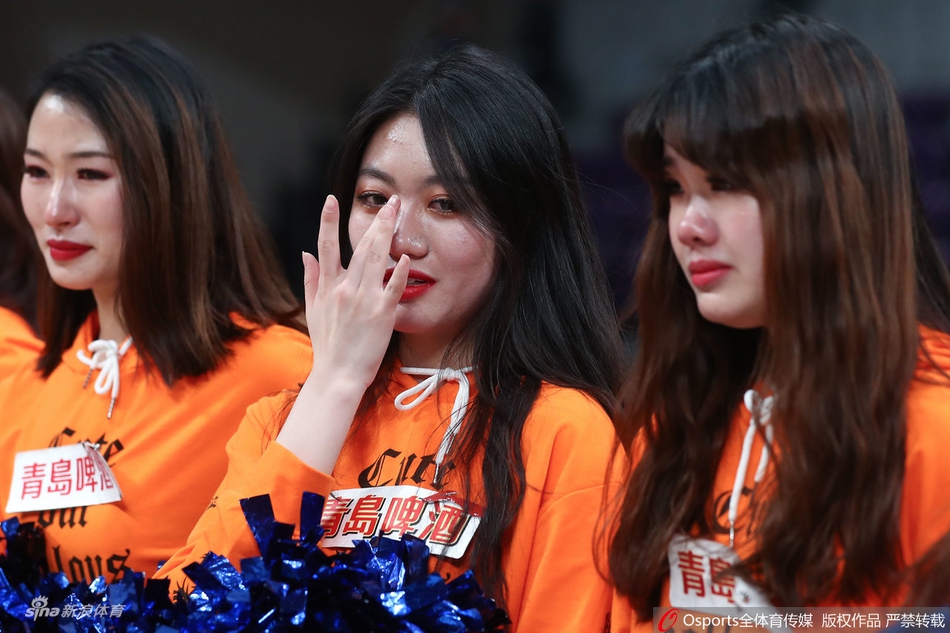 辽篮球迷和啦啦队赛后哭泣