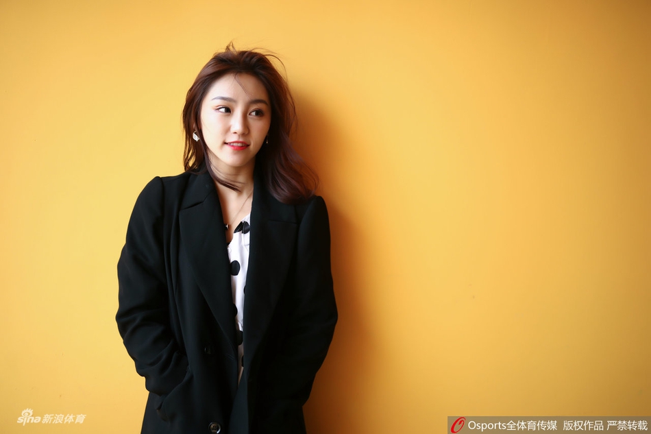 7 / 15 2019年4月15日,深圳炫舞团啦啦队颜值担当宋小粤写真,风衣热裤