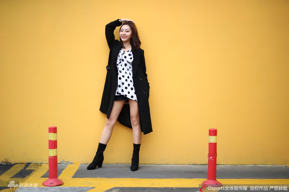 宋小粤风衣热裤助力深圳