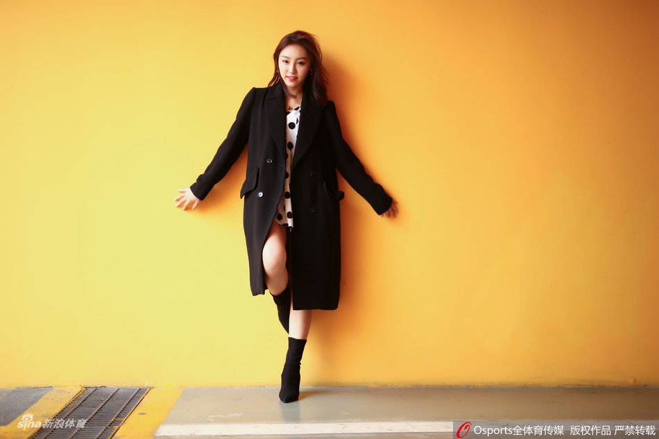 宋小粤风衣热裤助力深圳