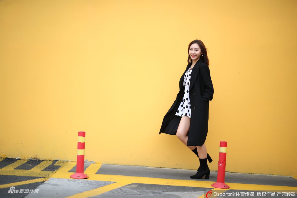 宋小粤风衣热裤助力深圳