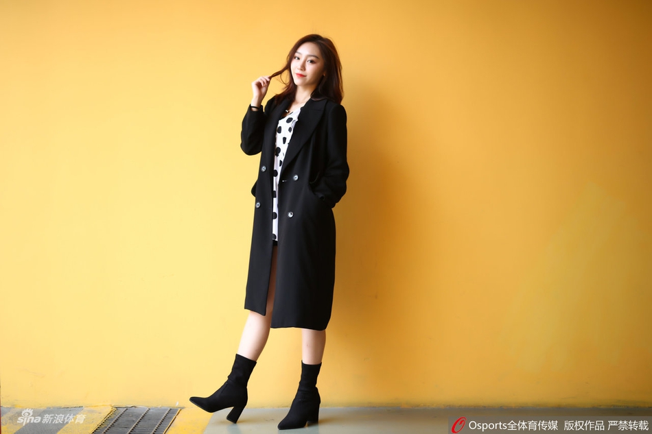 宋小粤风衣热裤助力深圳