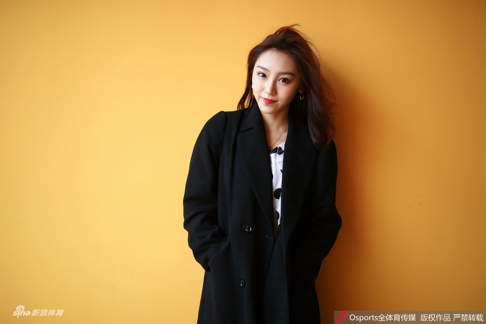 宋小粤风衣热裤助力深圳