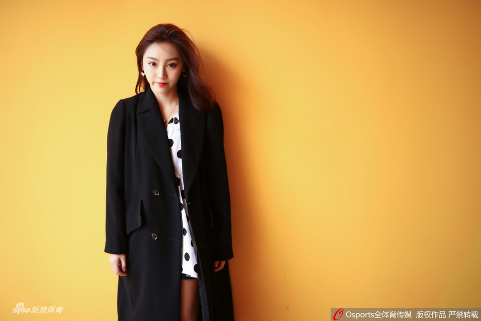 宋小粤风衣热裤助力深圳