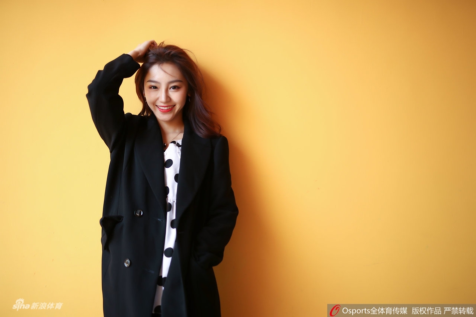 宋小粤风衣热裤助力深圳