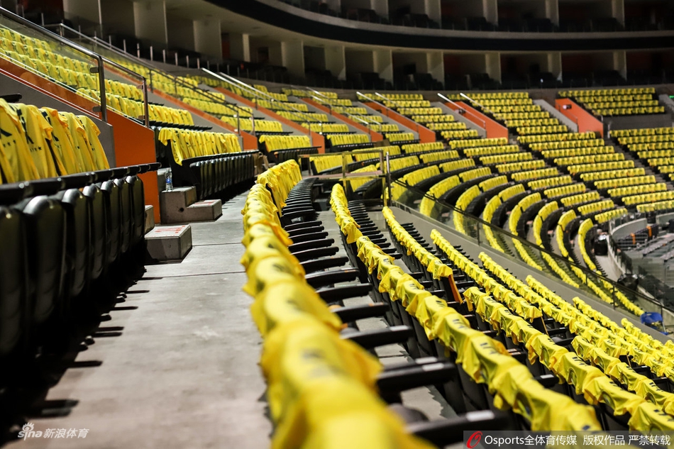 黄色海洋!广东主场铺满助威T秀