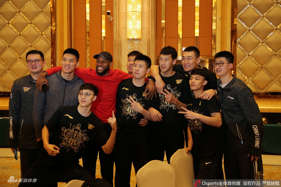 广东凯旋而归球迷热情迎接