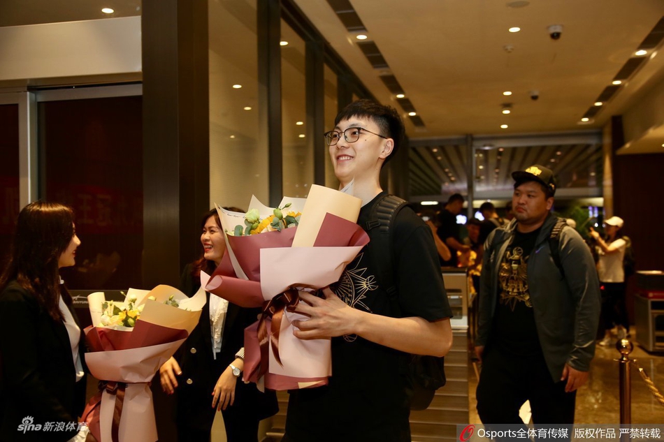 广东凯旋而归球迷热情迎接