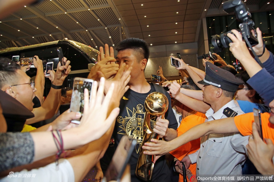 广东凯旋而归球迷热情迎接