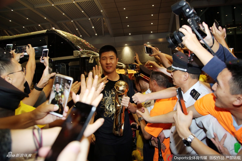 广东凯旋而归球迷热情迎接