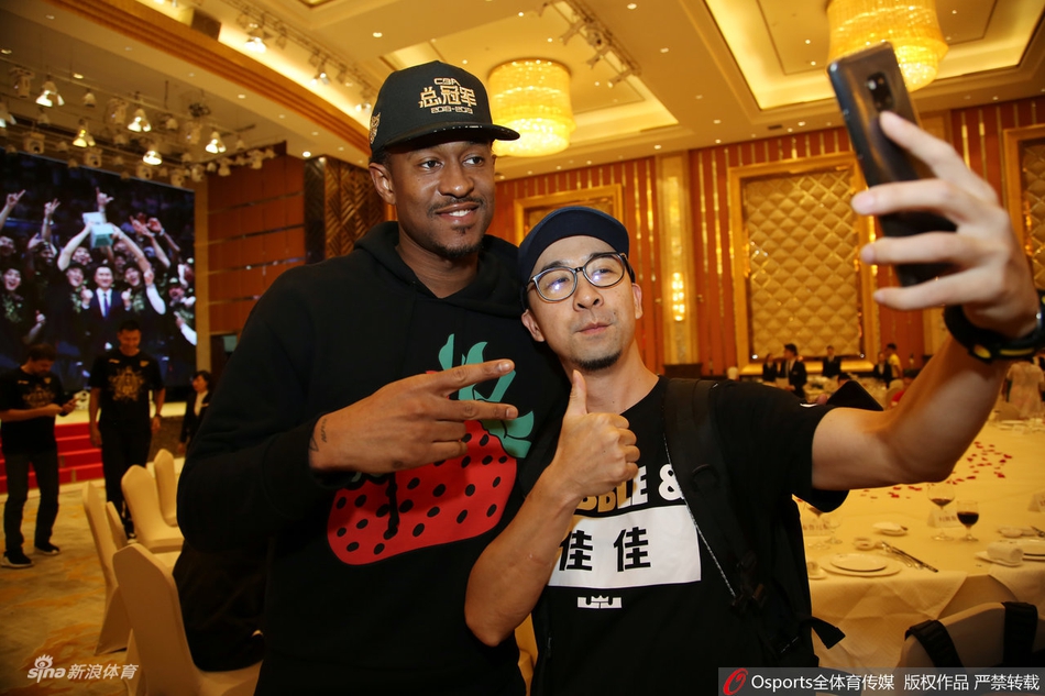 广东凯旋而归球迷热情迎接