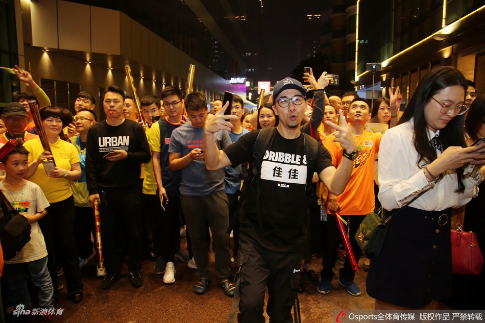 广东凯旋而归球迷热情迎接