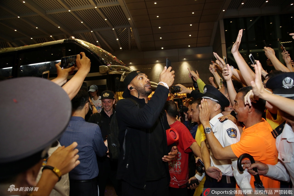 广东凯旋而归球迷热情迎接