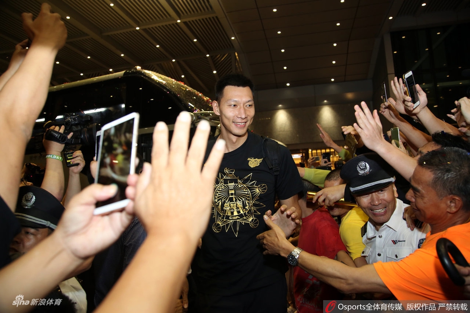 广东凯旋而归球迷热情迎接