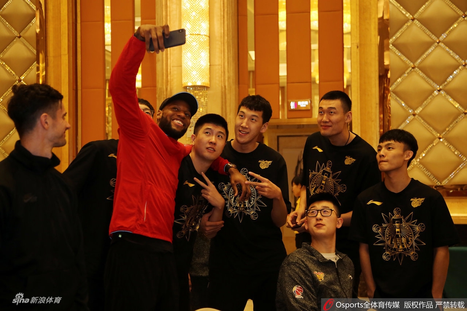 广东凯旋而归球迷热情迎接