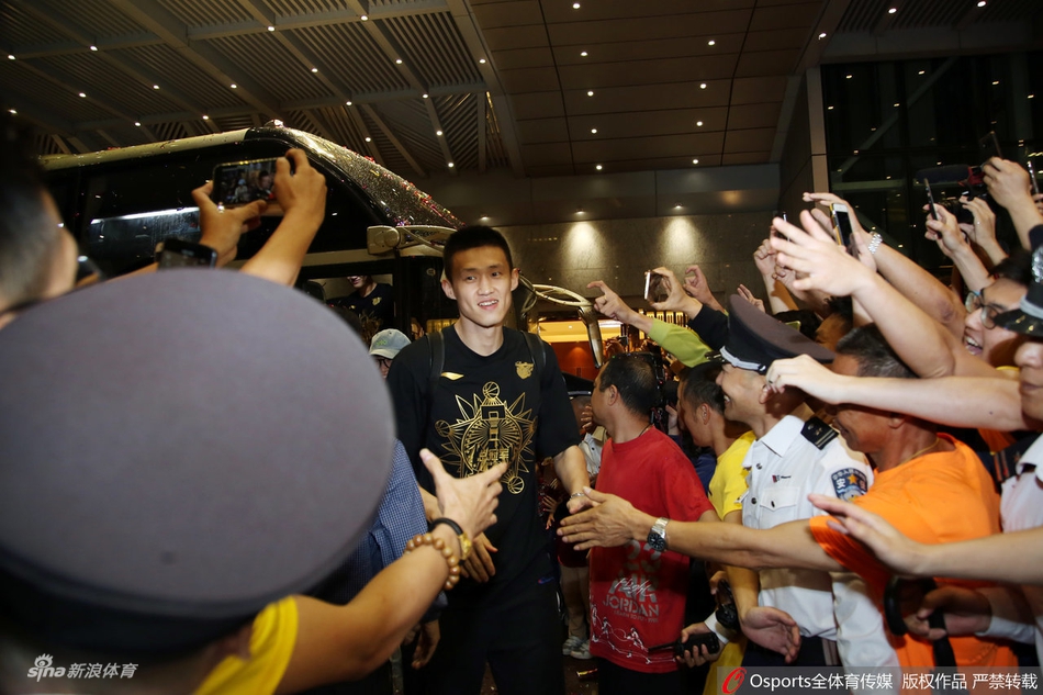 广东凯旋而归球迷热情迎接