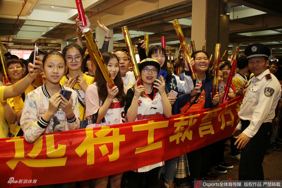 广东凯旋而归球迷热情迎接