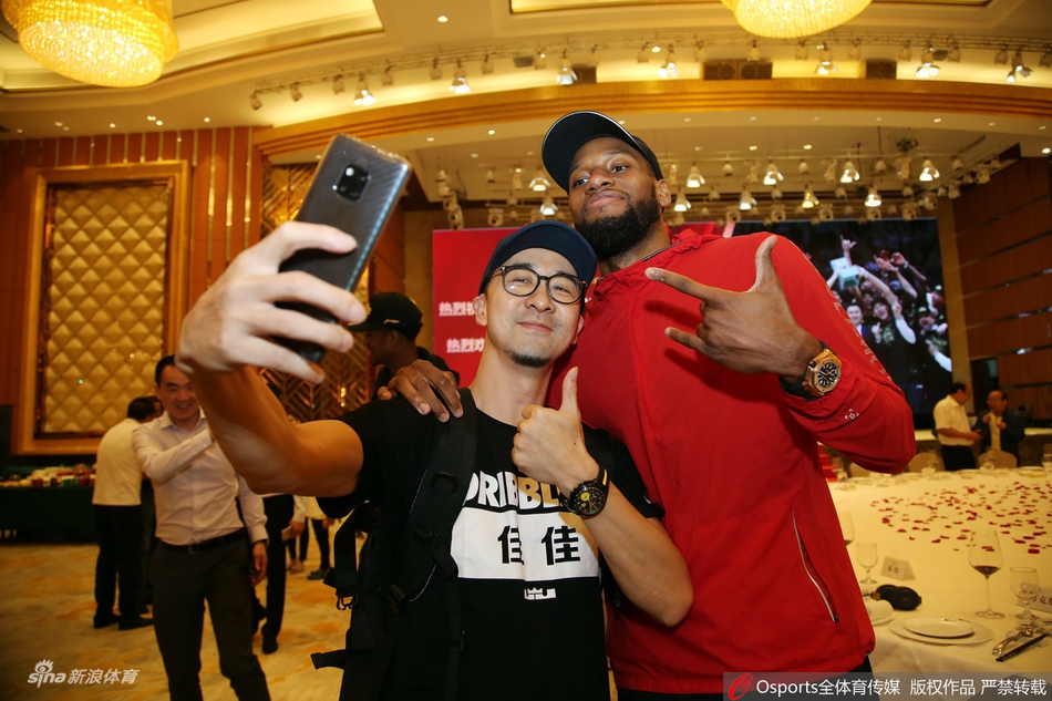 广东凯旋而归球迷热情迎接