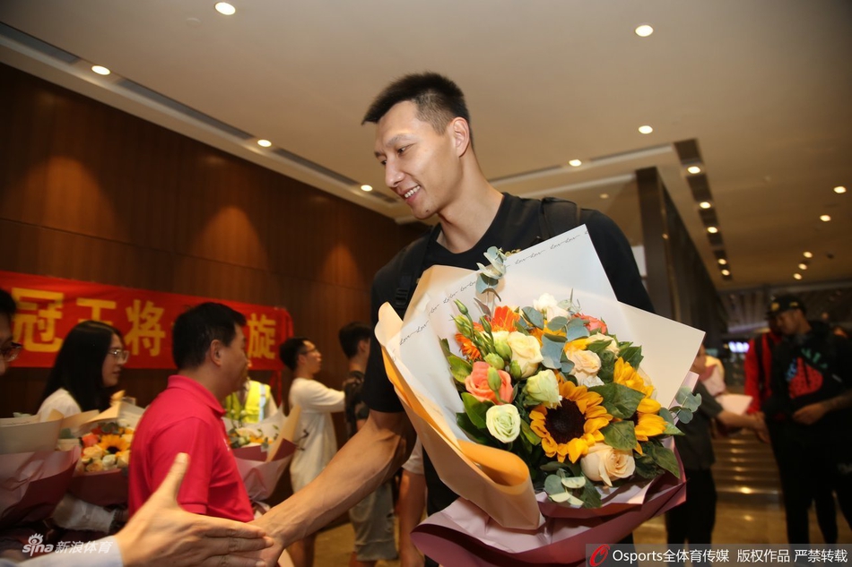 广东凯旋而归球迷热情迎接