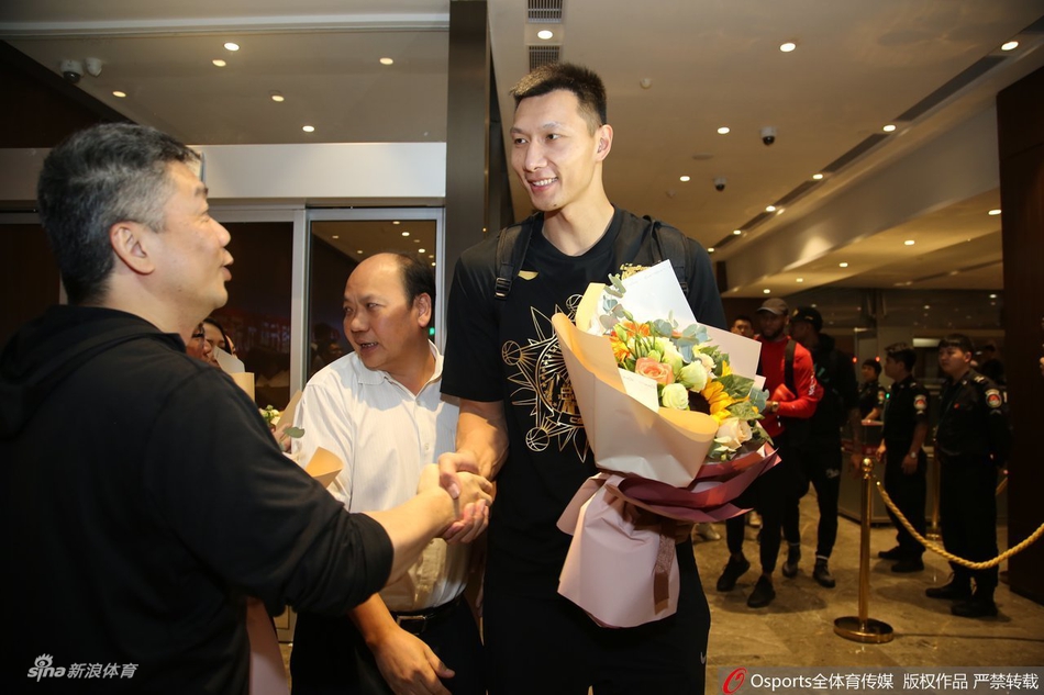 广东凯旋而归球迷热情迎接