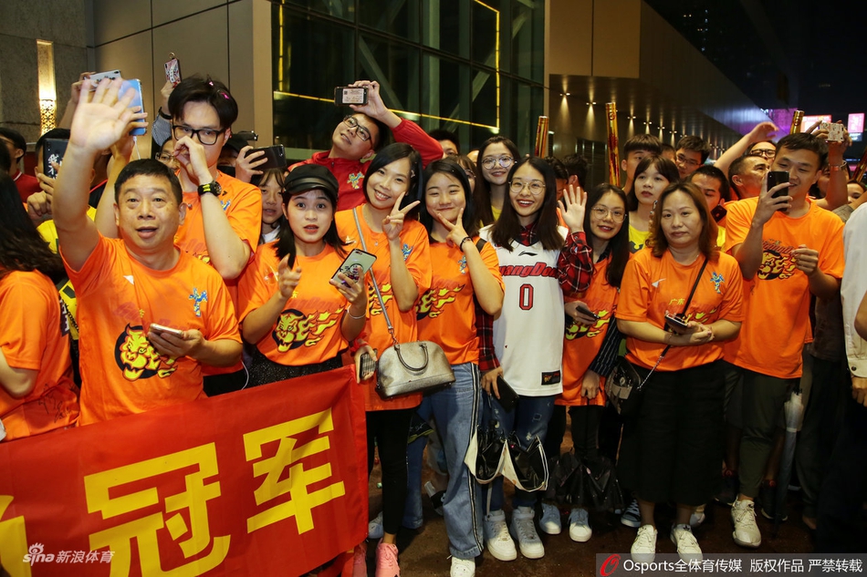 广东凯旋而归球迷热情迎接
