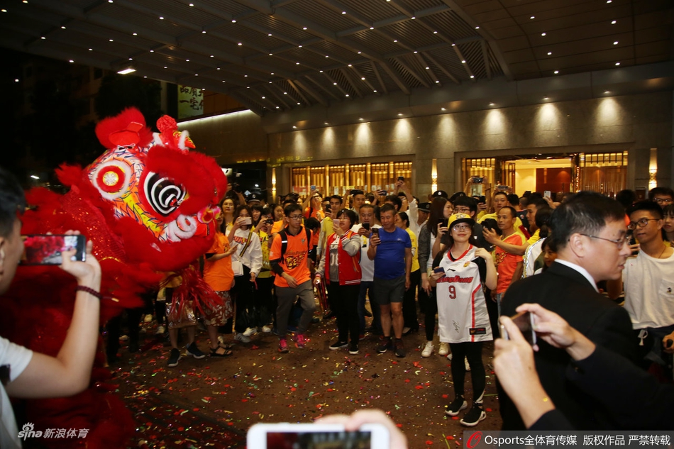 广东凯旋而归球迷热情迎接