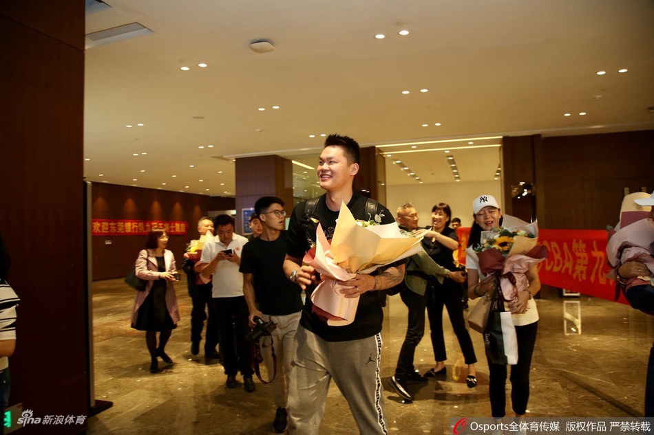 广东凯旋而归球迷热情迎接