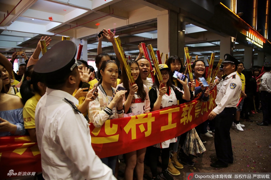 广东凯旋而归球迷热情迎接