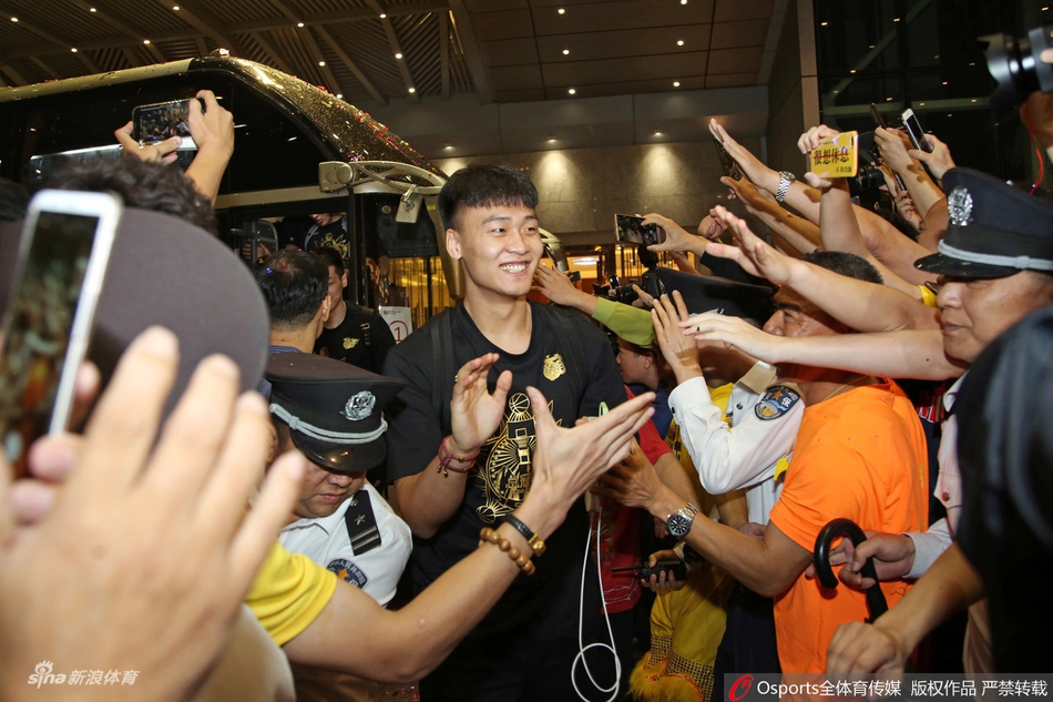 广东凯旋而归球迷热情迎接