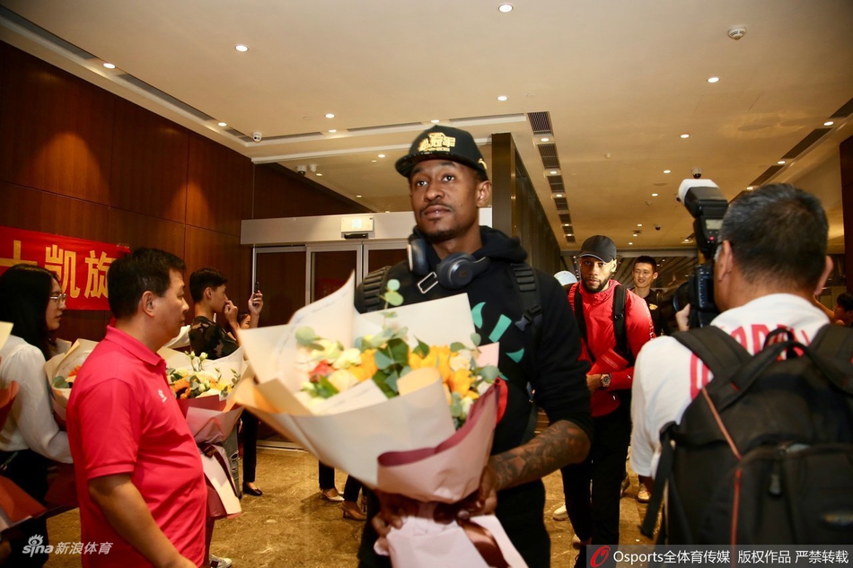 广东凯旋而归球迷热情迎接