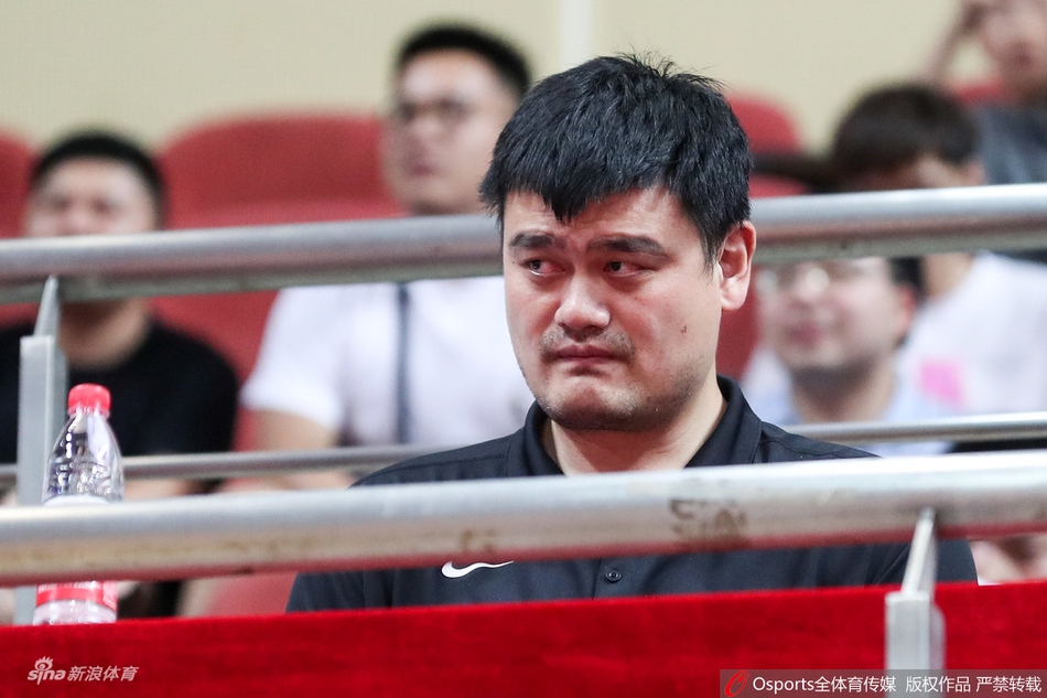 姚主席看台观战中澳男篮热身赛