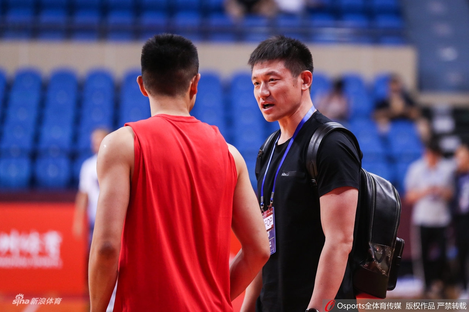 陈磊现身观赛与方硕晓川热聊