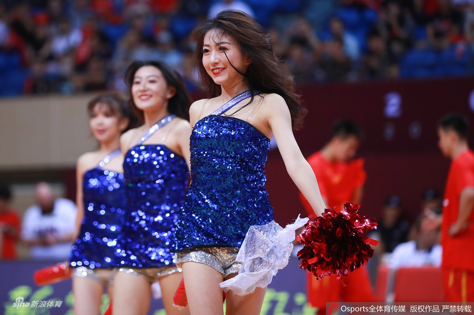 啦啦宝贝热舞助威男篮热身赛