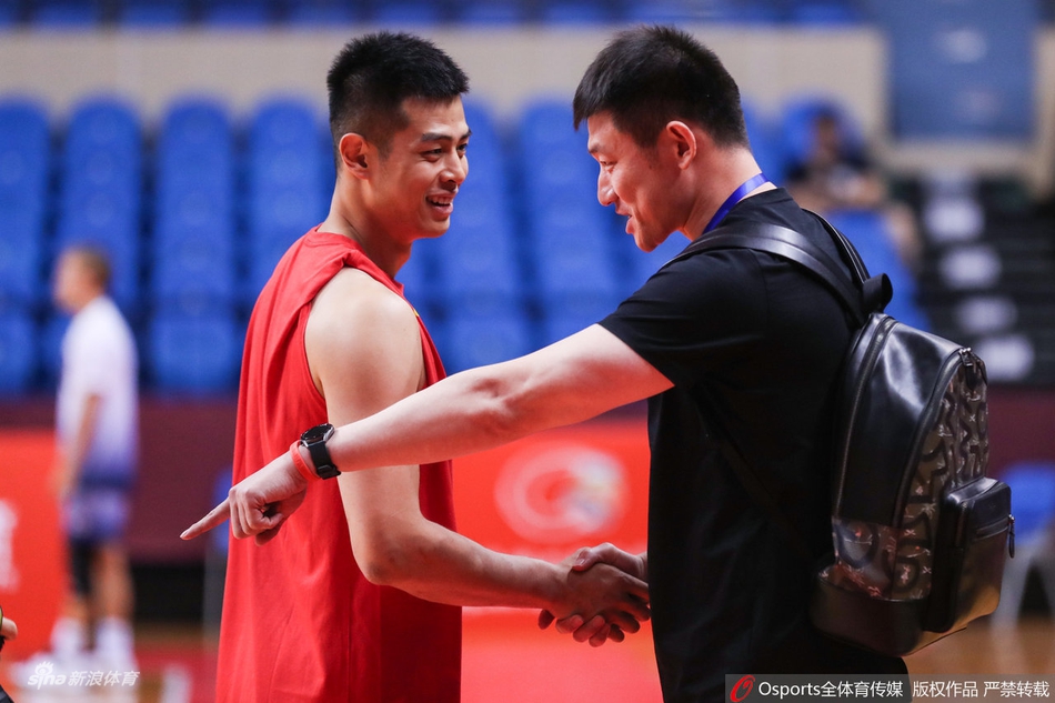 陈磊现身观赛与方硕晓川热聊