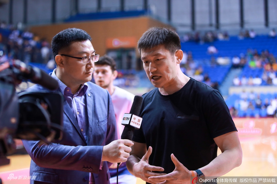 陈磊现身观赛与方硕晓川热聊