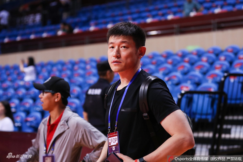 陈磊现身观赛与方硕晓川热聊