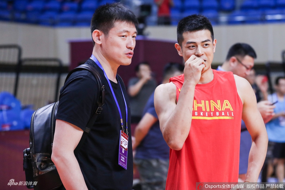 陈磊现身观赛与方硕晓川热聊