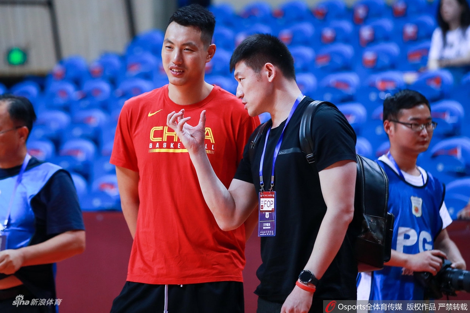 陈磊现身观赛与方硕晓川热聊